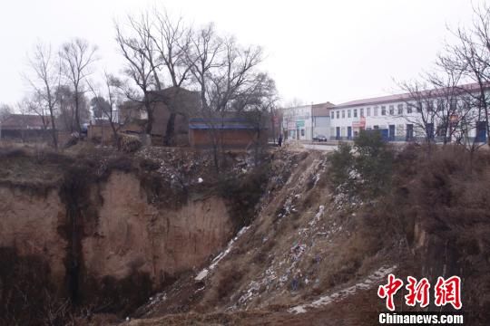 圖為未填黃土之前的安家寺大溝。慶城縣委外宣辦供