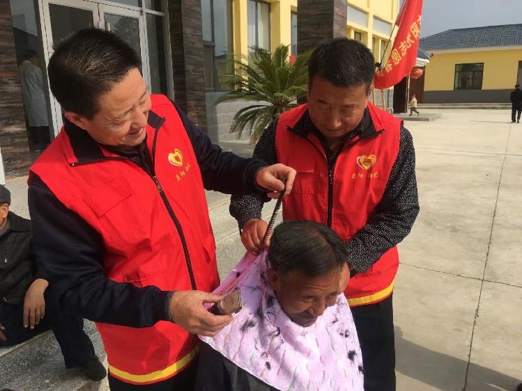 慶陽市陽光志愿者協(xié)會志愿者在什社敬老院給老人理發(fā)。  通訊員  陽光  攝  