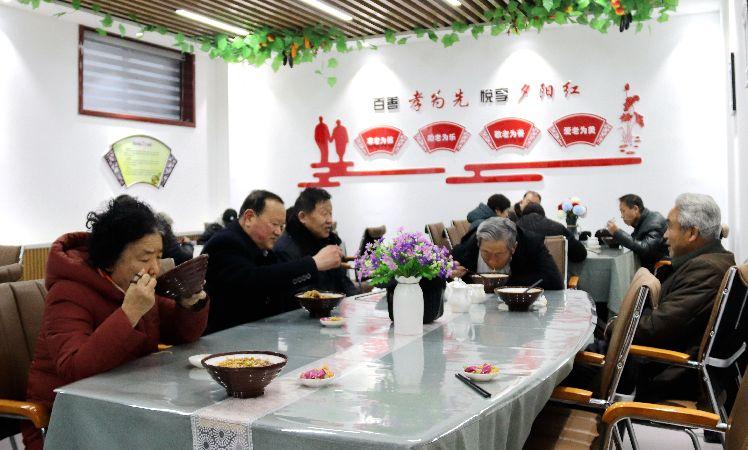 南苑路社區(qū)，老人在“老年餐桌”就餐。  通訊員  耿洋洋  攝  
