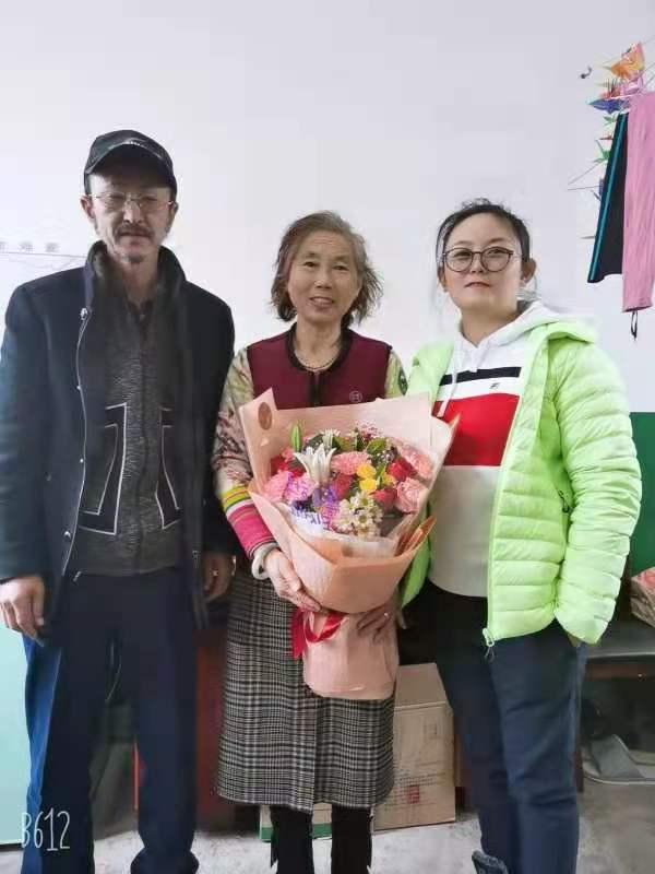 李桂芝和女兒牟鯤鵬、丈夫張順在一起