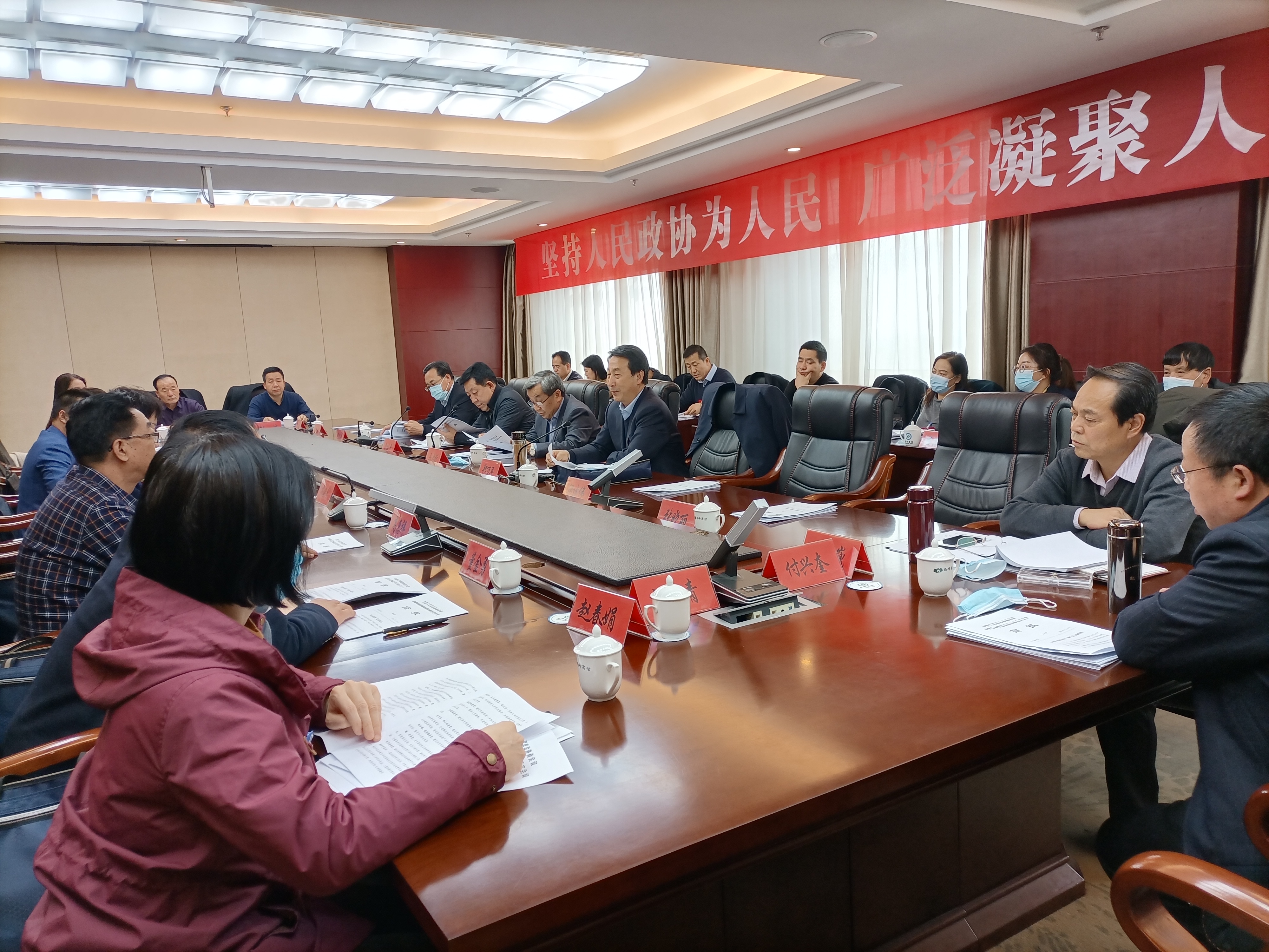 市政協(xié)委員繼續(xù)分組討論市委書記講話和相關報告。