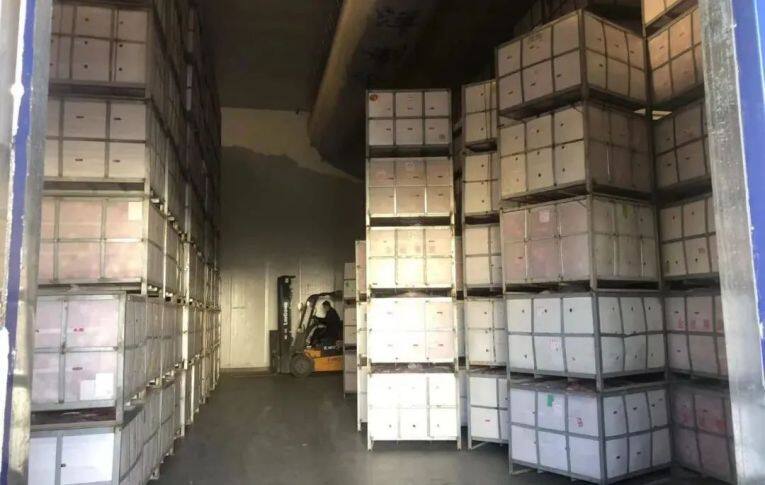 恒溫保鮮冷藏庫里存放的裝滿蘋果的果筐。