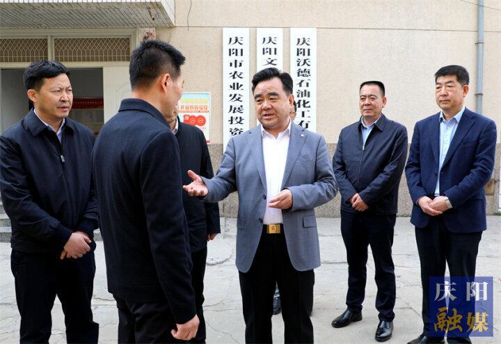 黃澤元在調(diào)研市屬?lài)?guó)有企業(yè)改革發(fā)展工作時(shí)強(qiáng)調(diào) 突出主責(zé)主業(yè)提升企業(yè)核心競(jìng)爭(zhēng)力 深化改革創(chuàng)新激發(fā)企業(yè)發(fā)展新動(dòng)能