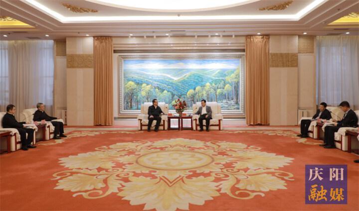 黃澤元與長(zhǎng)慶油田分公司執(zhí)行董事、黨委書(shū)記李戰(zhàn)明和總經(jīng)理、黨委副書(shū)記余浩杰一行座談