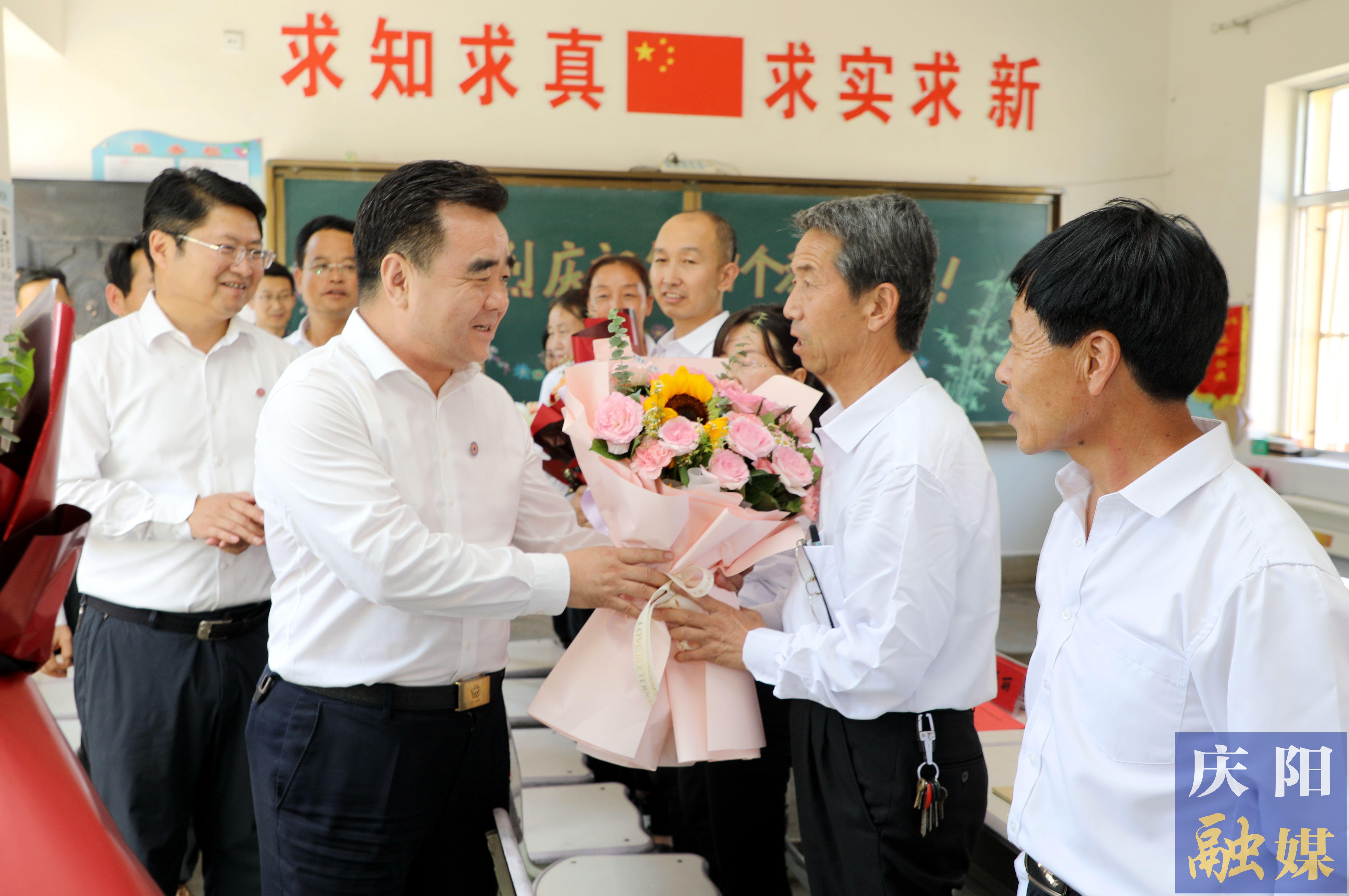 黃澤元在鎮(zhèn)原縣屯字鎮(zhèn)田嶺小學(xué)走訪慰問一線教師 勉勵大家擔(dān)當教育使命，當好美麗園丁，引領(lǐng)鄉(xiāng)村文化，努力培養(yǎng)德智體美勞全面發(fā)展的社會主義建設(shè)者和接班人