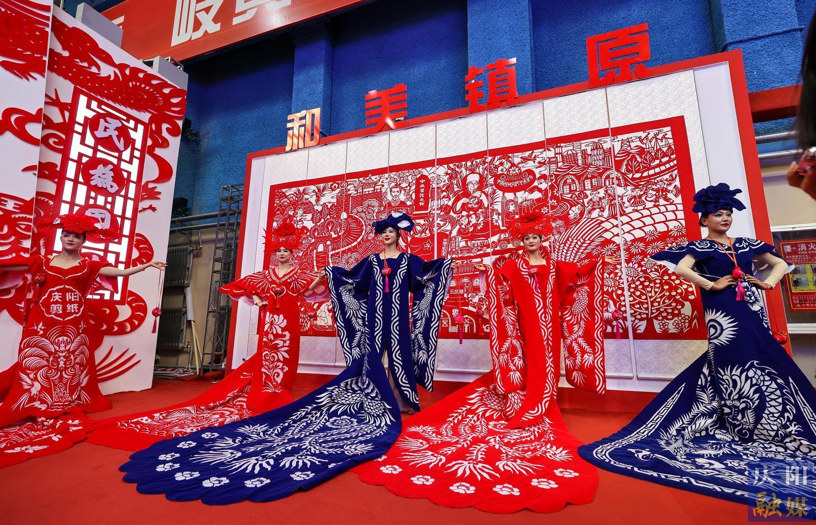 【攝影報道】香包、刺繡、剪紙……慶陽民俗文化精品展區(qū)中哪些展品驚艷到你