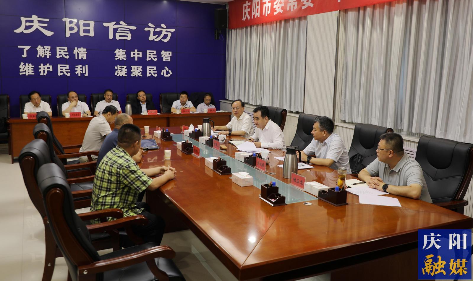 黃澤元在接待信訪群眾時(shí)強(qiáng)調(diào)  切實(shí)維護(hù)人民群眾合法權(quán)益  努力營造和諧穩(wěn)定社會環(huán)境