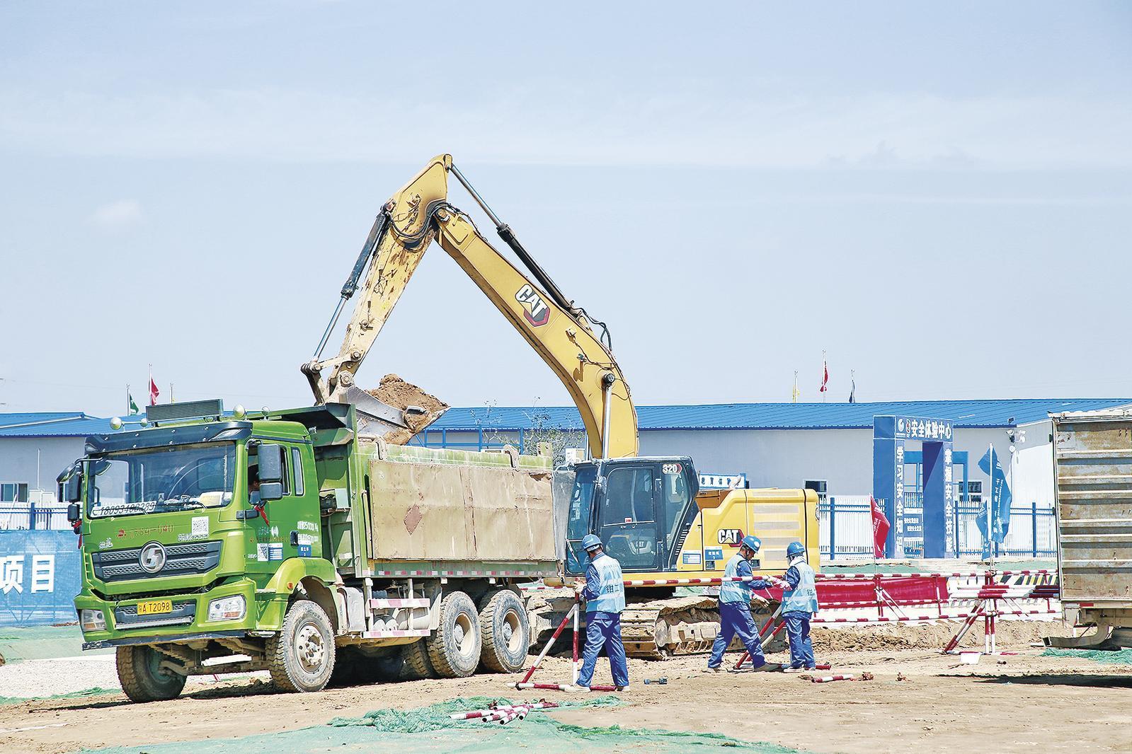 近日，位于寧縣早勝鎮(zhèn)的甘能化（慶陽）2×660MW煤電項(xiàng)目建設(shè)如火如荼。